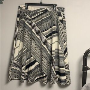 Women’s Lg Mid calf. Old Navy Skirt. Black & cream